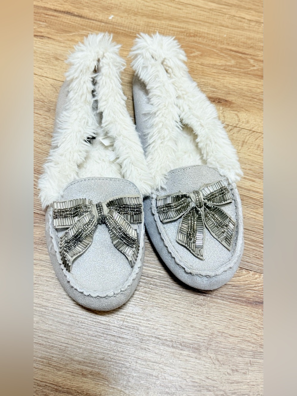 American Eagle Outfitters Cream Faux-Fur Bow Slipper Moccasins